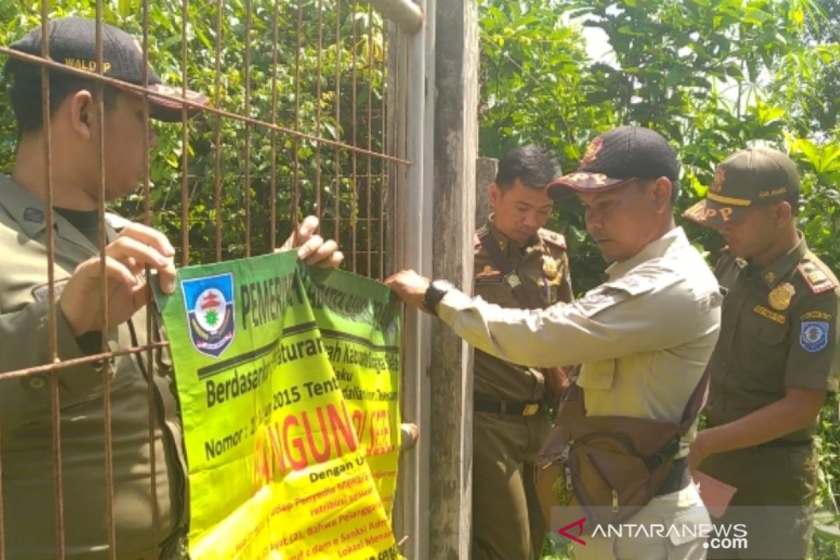 Satpol PP Basel segel menara stasiun pemancar di desa Rindik