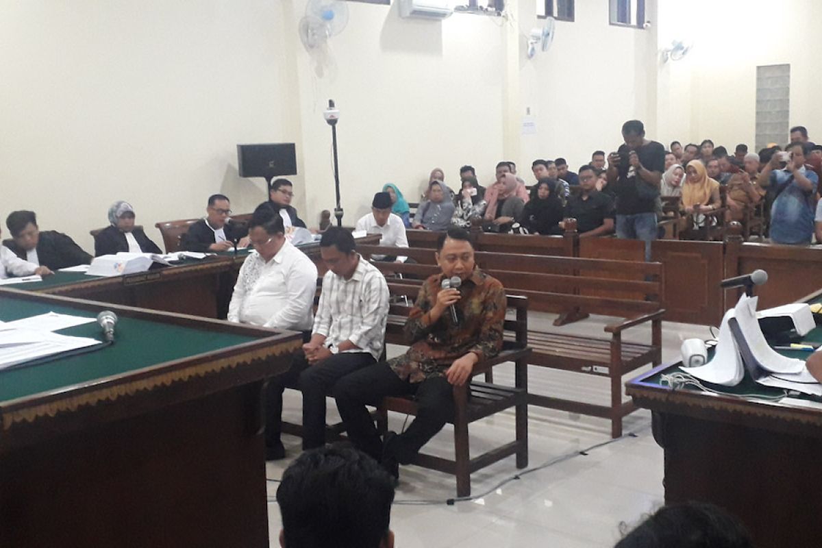 Bupati Lampung Utara nonaktif tidak tahu asal uang Rp200 juta yang diterimanya