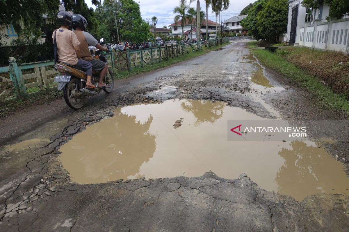 Jalan dalam Kota Putussibau berlubang