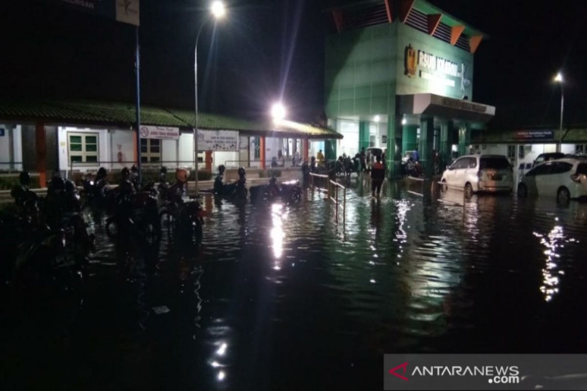 Pekalongan dilanda banjir, pasien RS dievakuasi