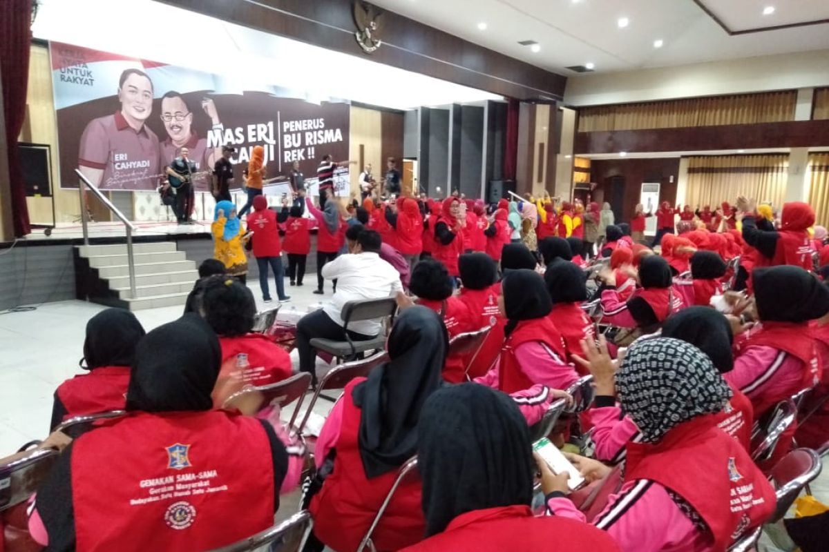 Ribuan bumantik di Surabaya hadiri sosialisi pasangan Eri-Armuji