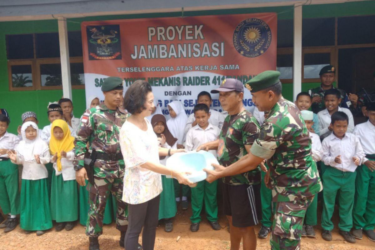 TNI-Yayasan Terang berikan bantuan jamban untuk warga perbatasan