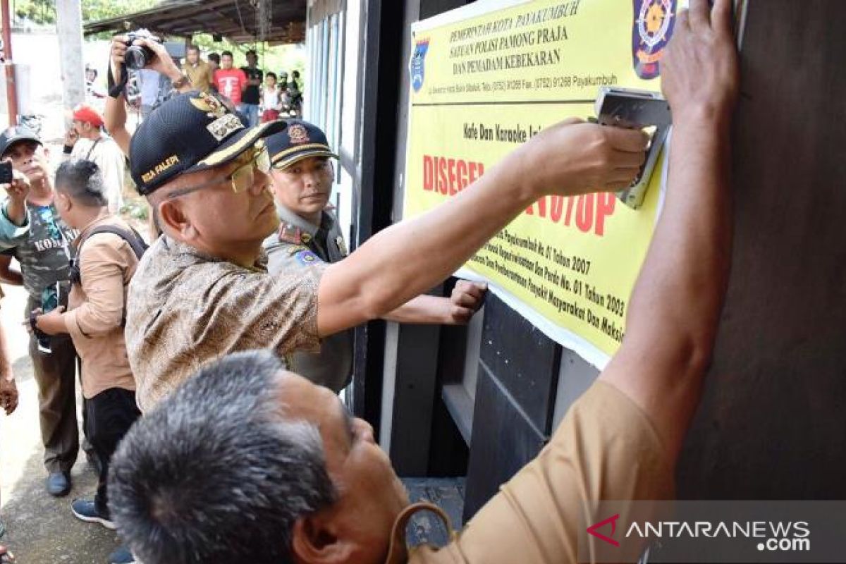 Diduga sebagai tempat maksiat, Riza Falepi turun tangan segel lima kafe