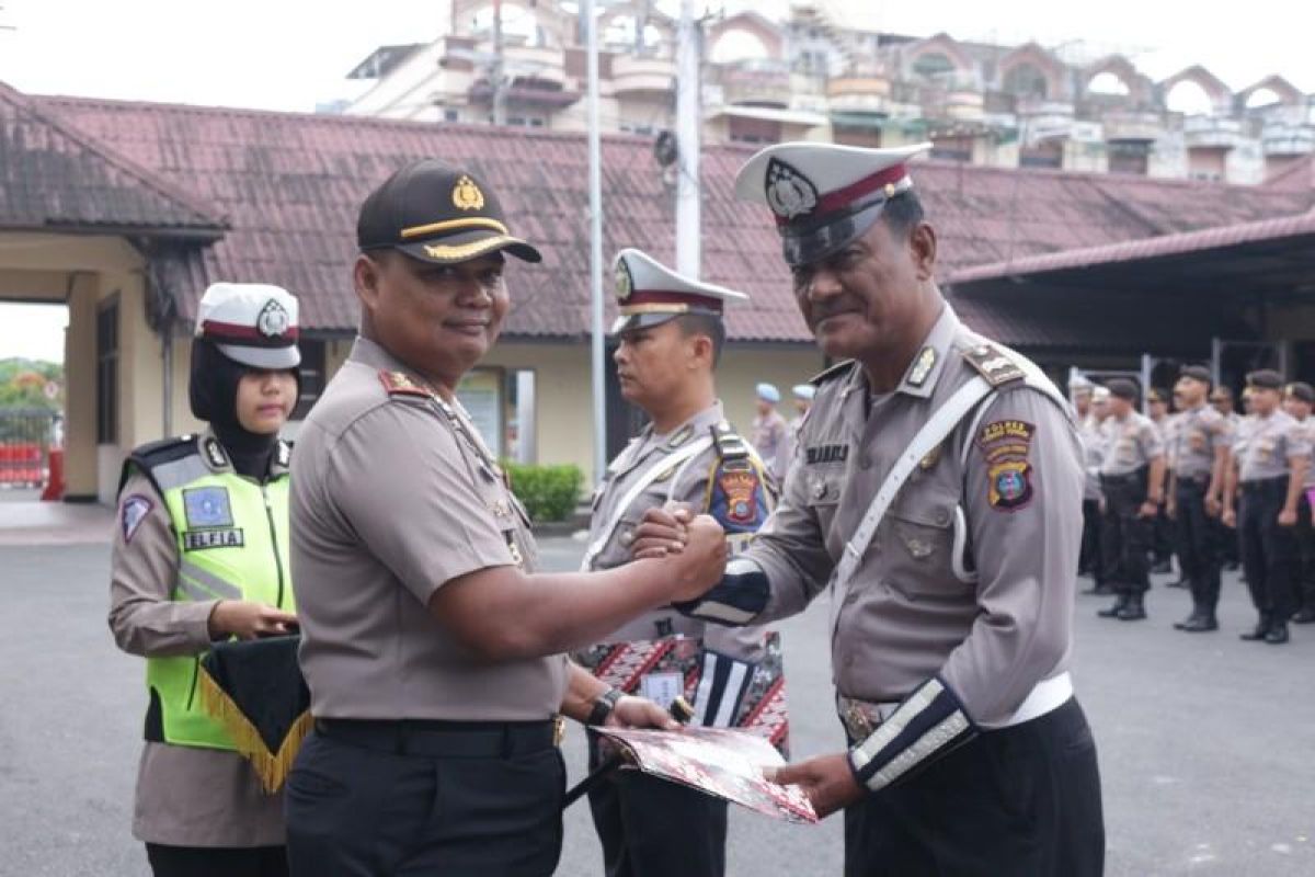 Kapolres Tebing Tinggi berikan penghargaan kepada anggotanya