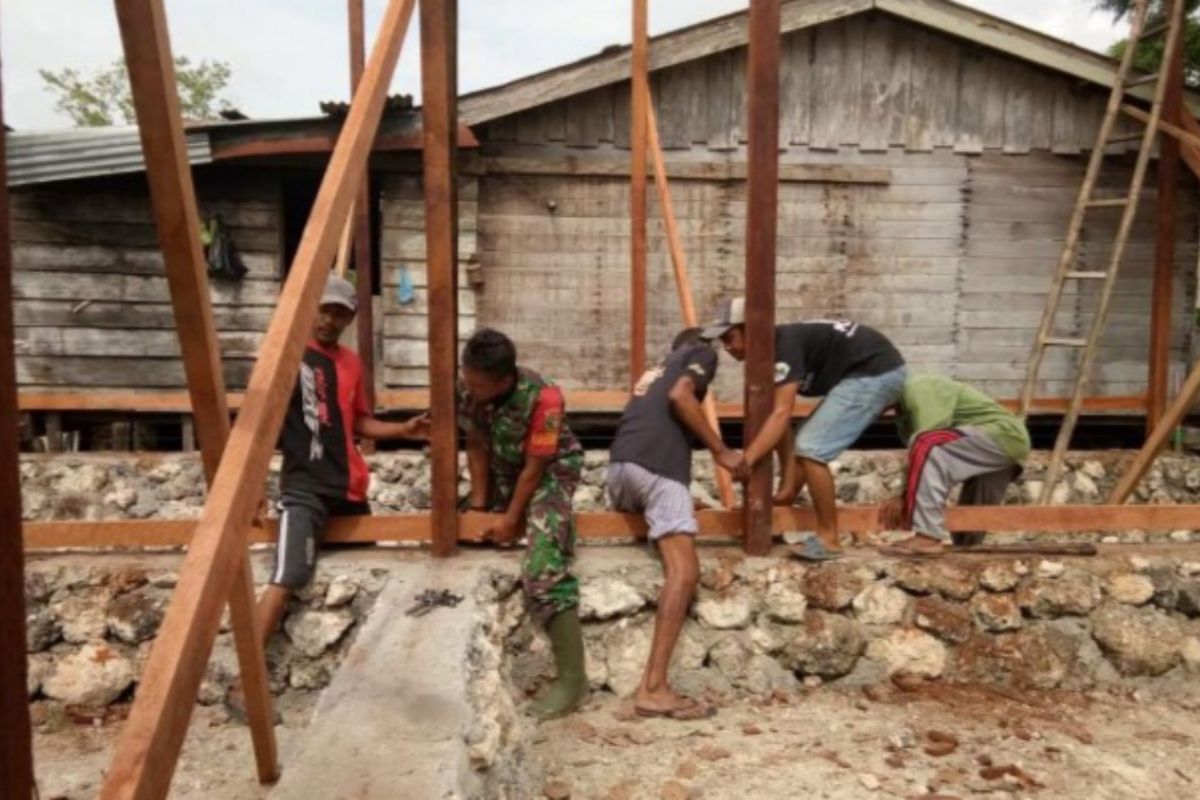 Prajurit TNI AD bantu warga bangun rumah di Keerom