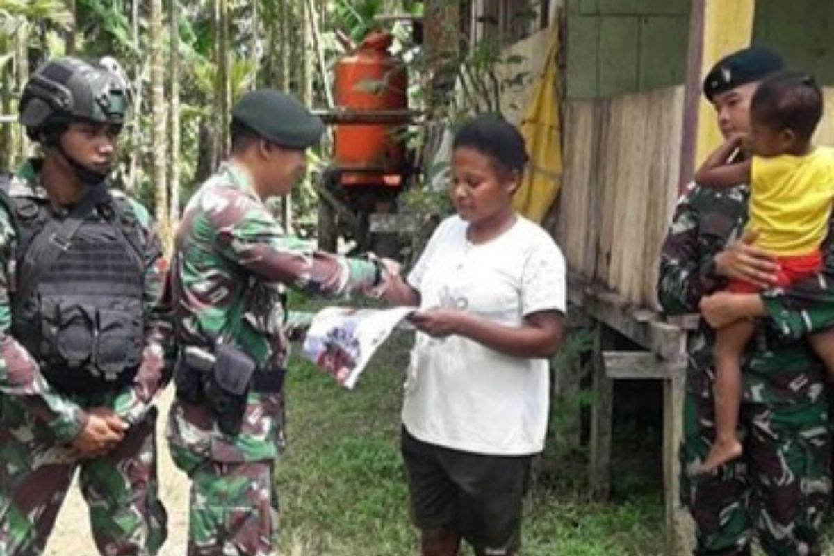 TNI AD berikan pakaian kepada warga di perbatasan RI-PNG