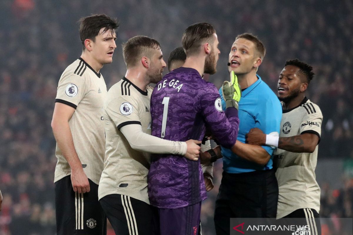 Protes wasit saat melawan Liverpool, Manchester  United dihukum FA