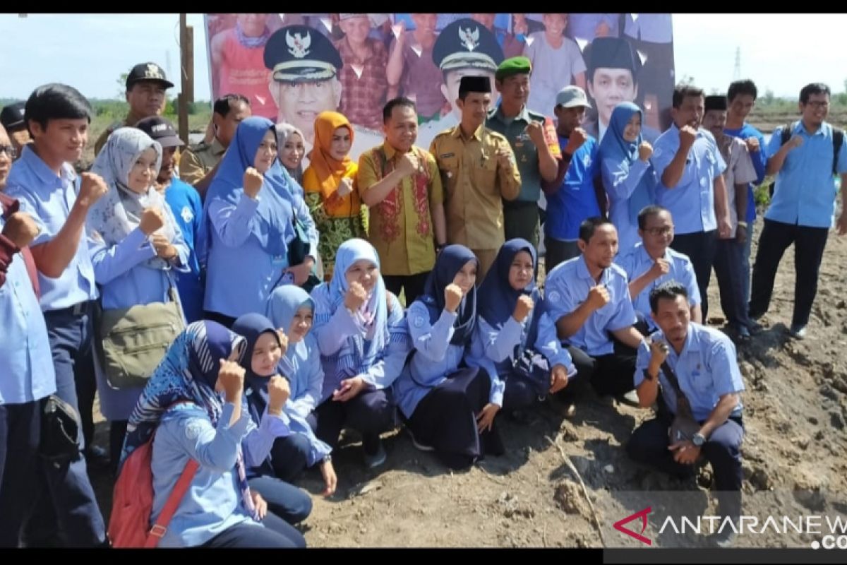 Bupati bersama pokdakan tebar 7000 benih ikan tambak