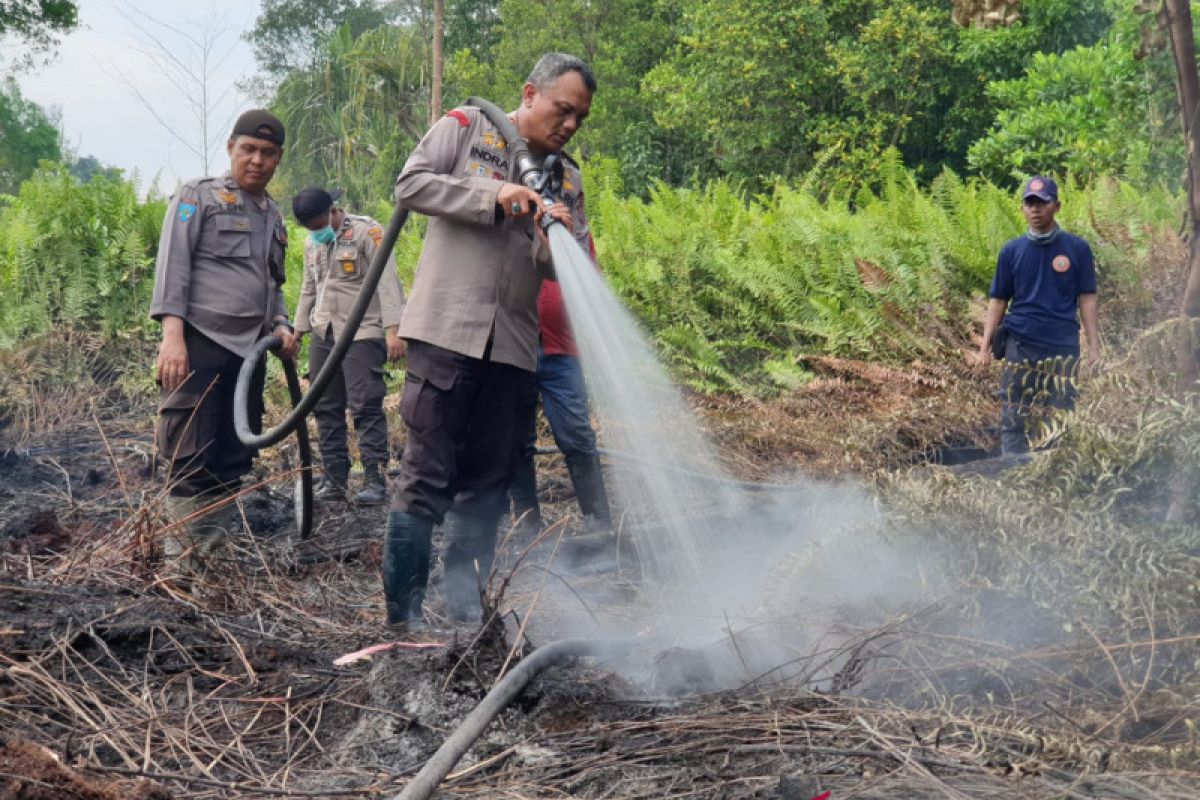 Kapolres bersama tim terpadu turun langsung padamkan api Karhutla di Dusun Sentosa, Inhil