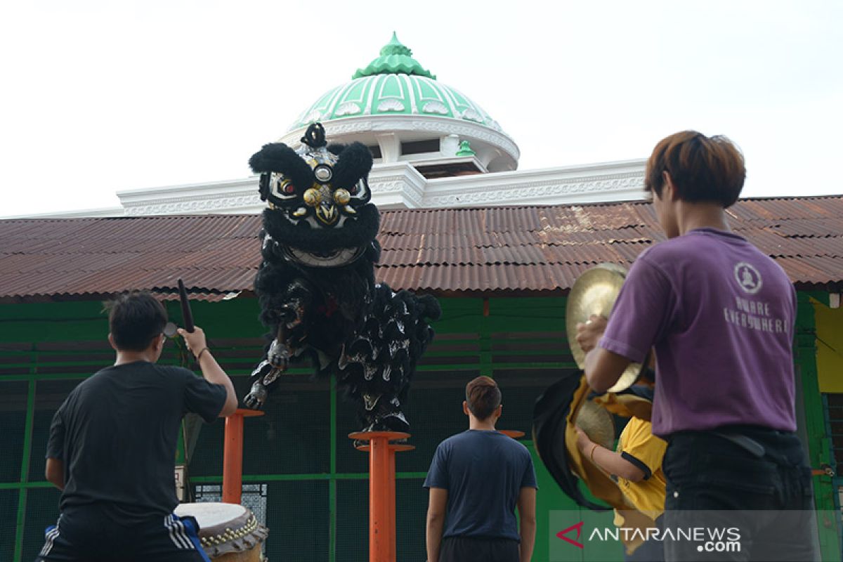 Persiapan Barongsai jelang Imlek di Aceh