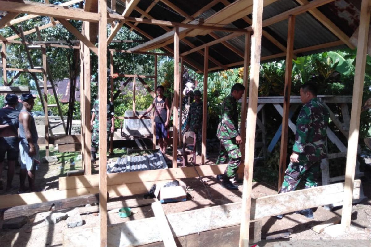 Koramil Manganitu bantu bangun rumah korban banjir bandang  di Lebo