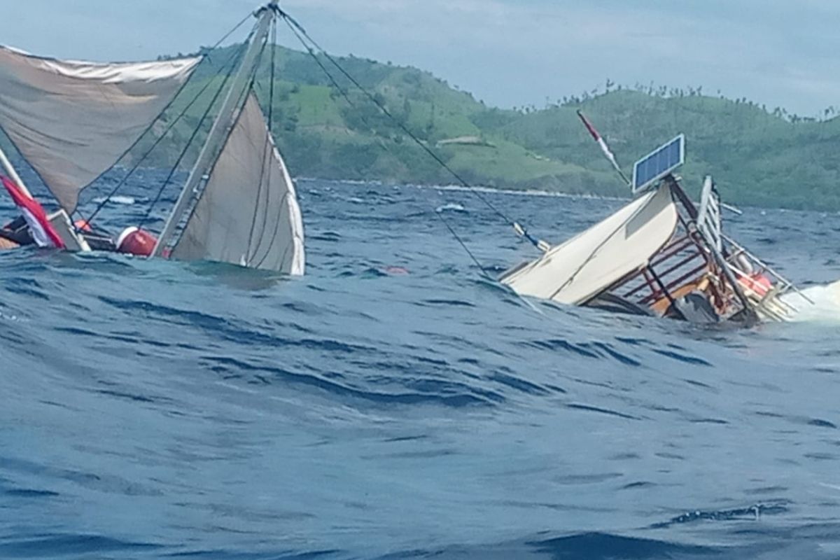 Kapal wartawan peliput kegiatan presiden terbalik dihantam ombak