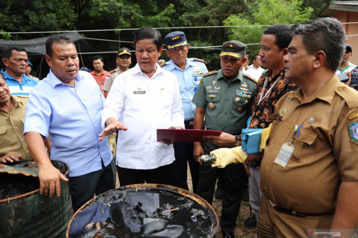 Limbah minyak di perairan Bintan dihalau pakai jaring