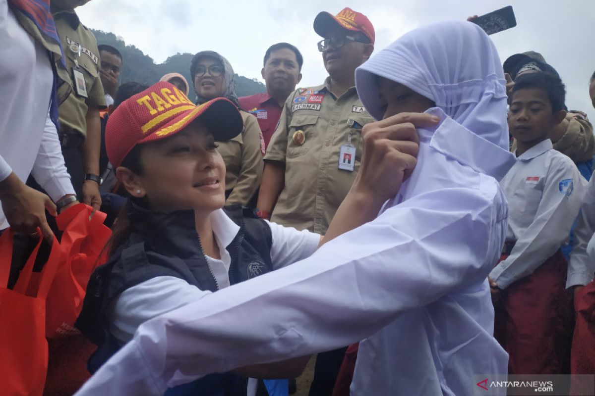 Istri Menteri Sosial semangati pelajar terdampak banjir di Lebak