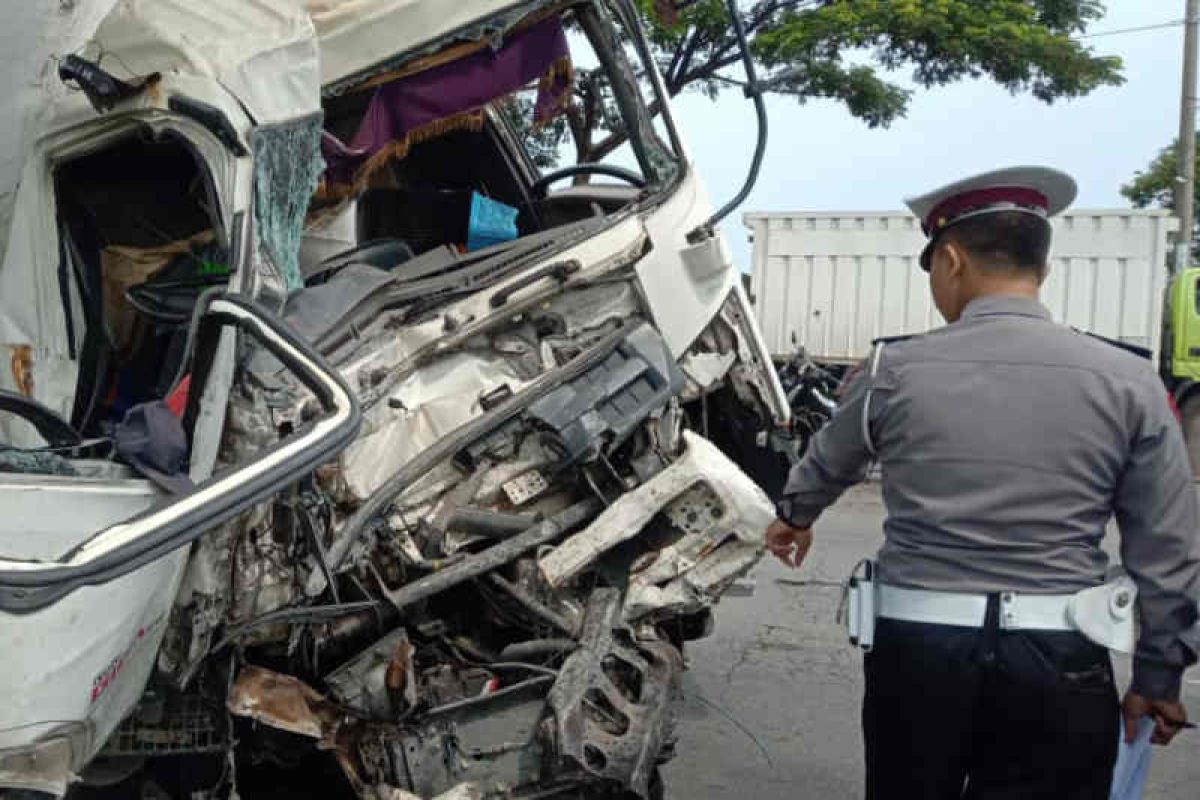 Truk tangki berisi semen tabrakan dengan bus di jalur pantura, tujuh orang luka