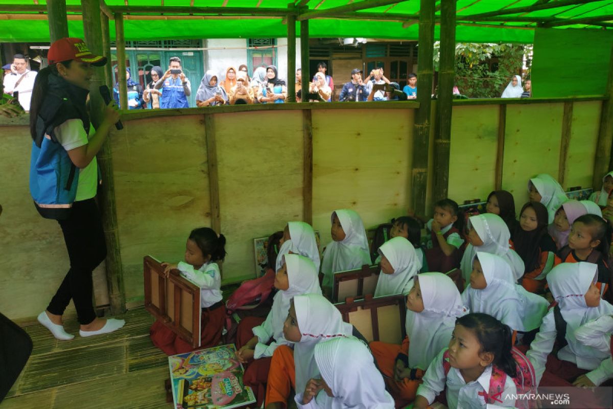 Untuk korban banjir, Istri Mensos ke Lebak bawa seragam sekolah