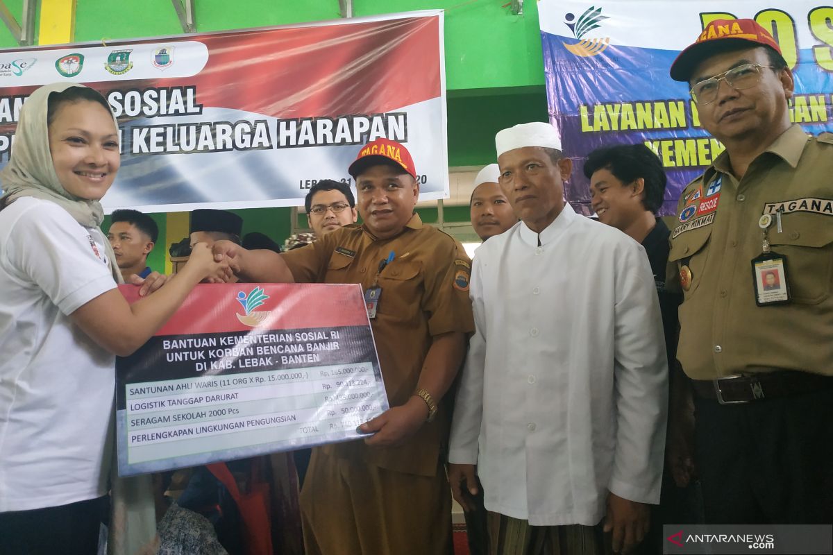 Kemensos serahkan santunan pada ahli waris 11 korban banjir di Lebak