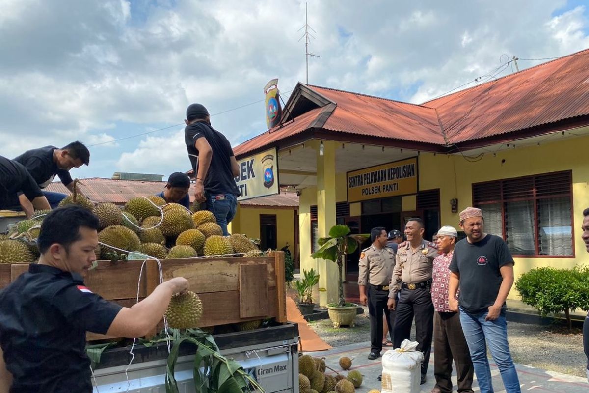 Polisi gagalkan penyelundupan seperempat ton  ganja melalui truk durian