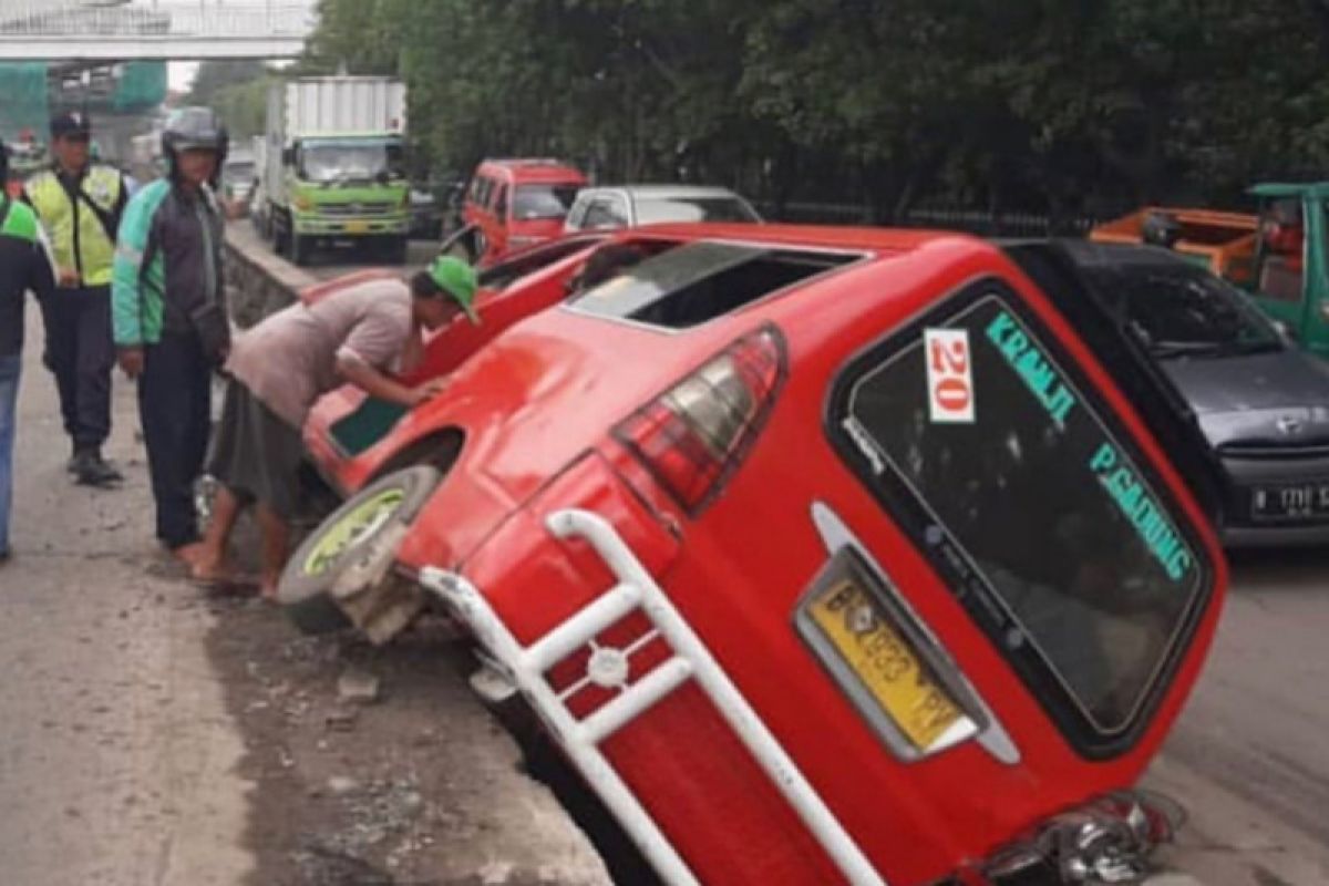 Angkot Bekasi-Pulo Gadung terperosok saluran akibat supir mengantuk