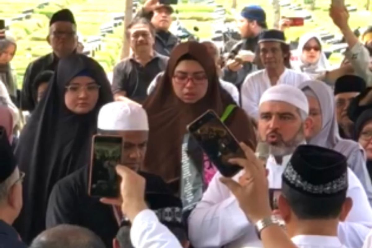 Video Imam Masjid Al Aqsa hadir dipemakaman Joserizal