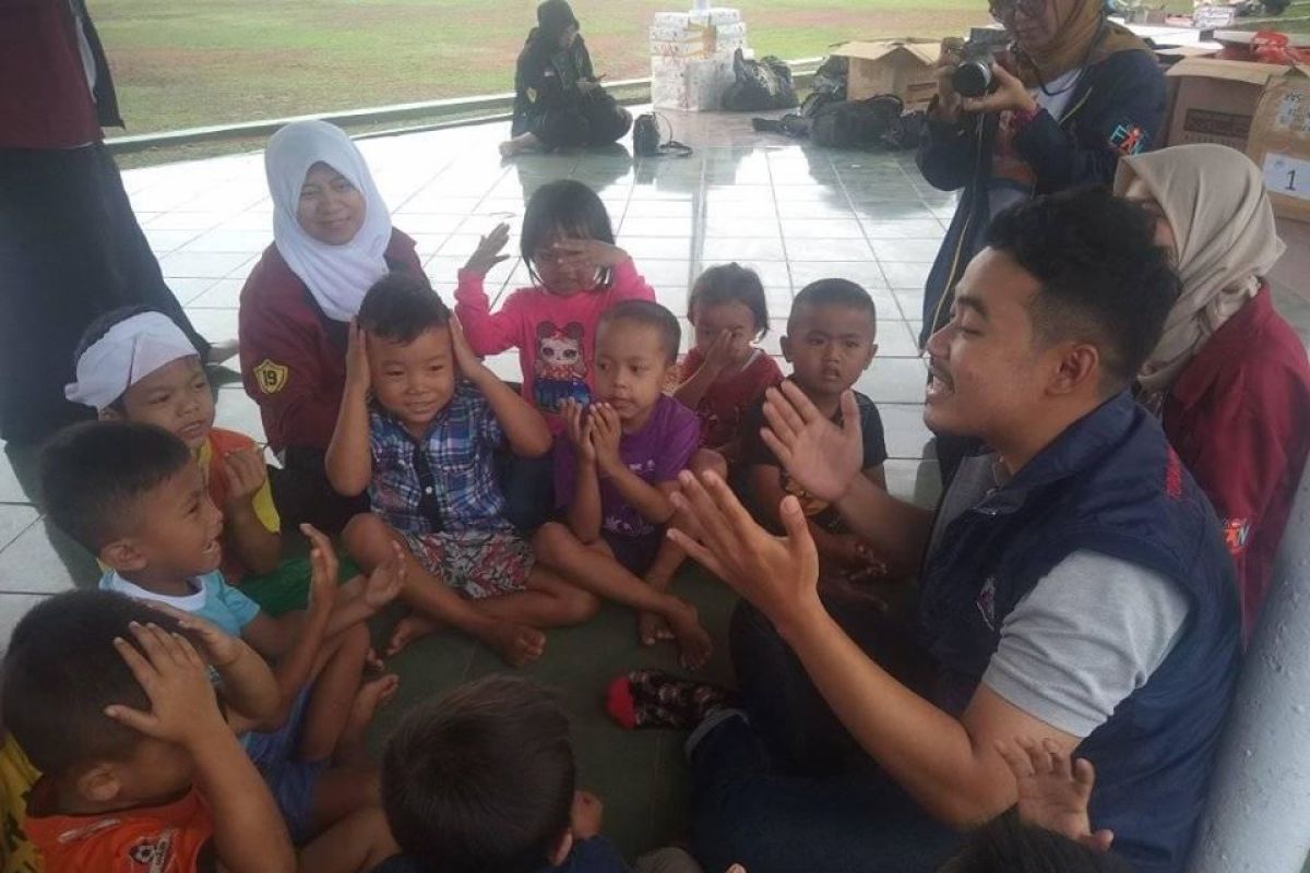 Istri Menteri Sosial salurkan dana kematian untuk korban banjir Lebak