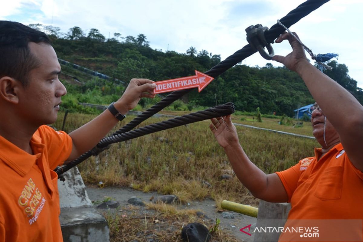 Polisi olah TKP jembatan putus di Bengkulu