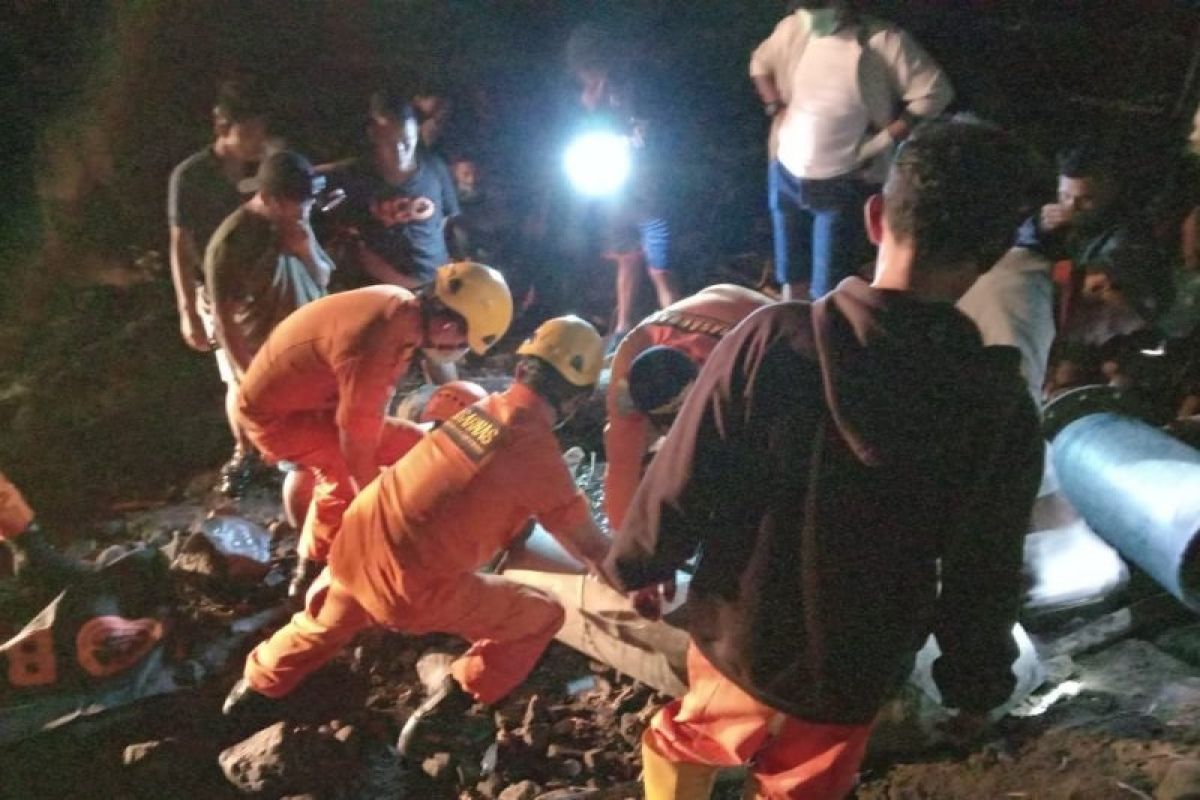 Tim SAR evakuasi jasad remaja yang terjebak di dalam pipa di Tahuna