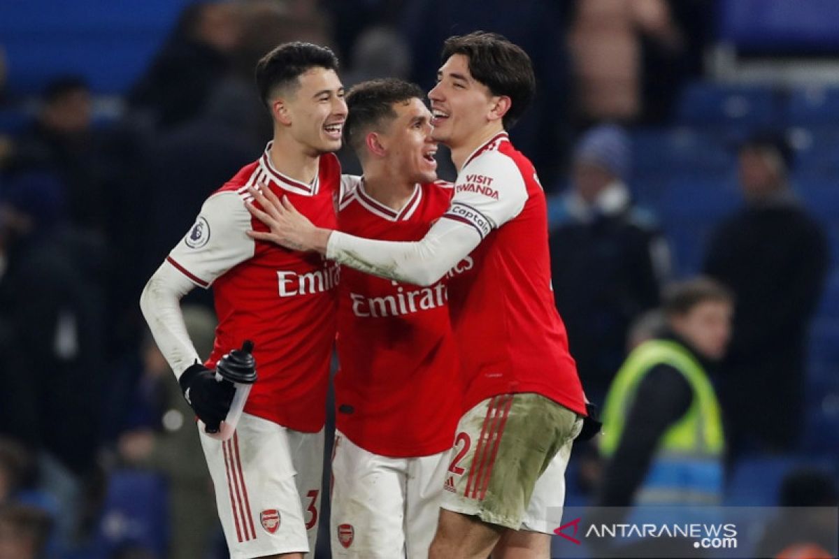 10 pemain Arsenal imbangi tuan rumah Chelsea 2-2