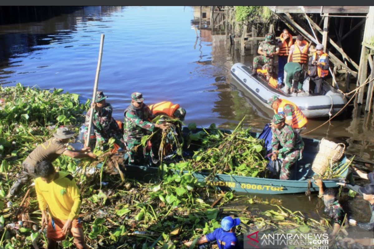 Pasukan TNI Tenggarong bakti sosial bersihkan Sungai Mahakam
