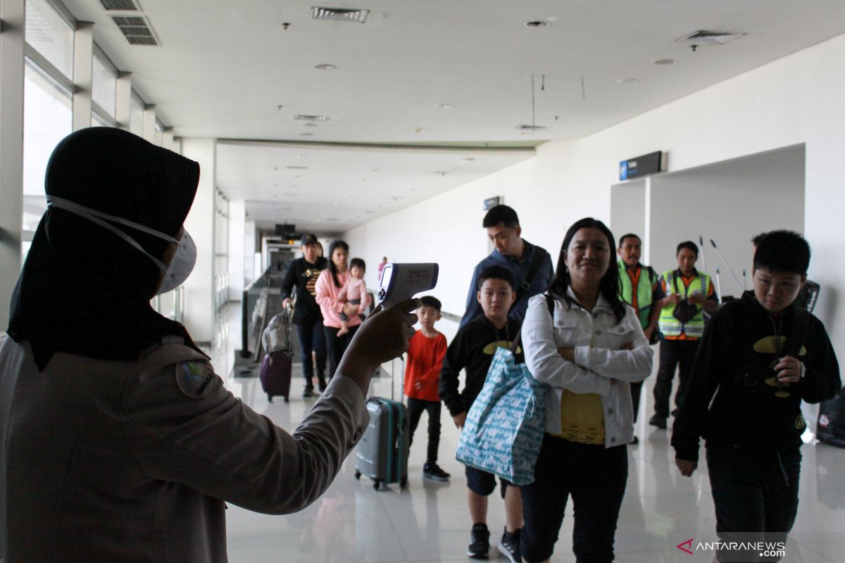 Surabaya health office increases supervisions of passengers froam abroad