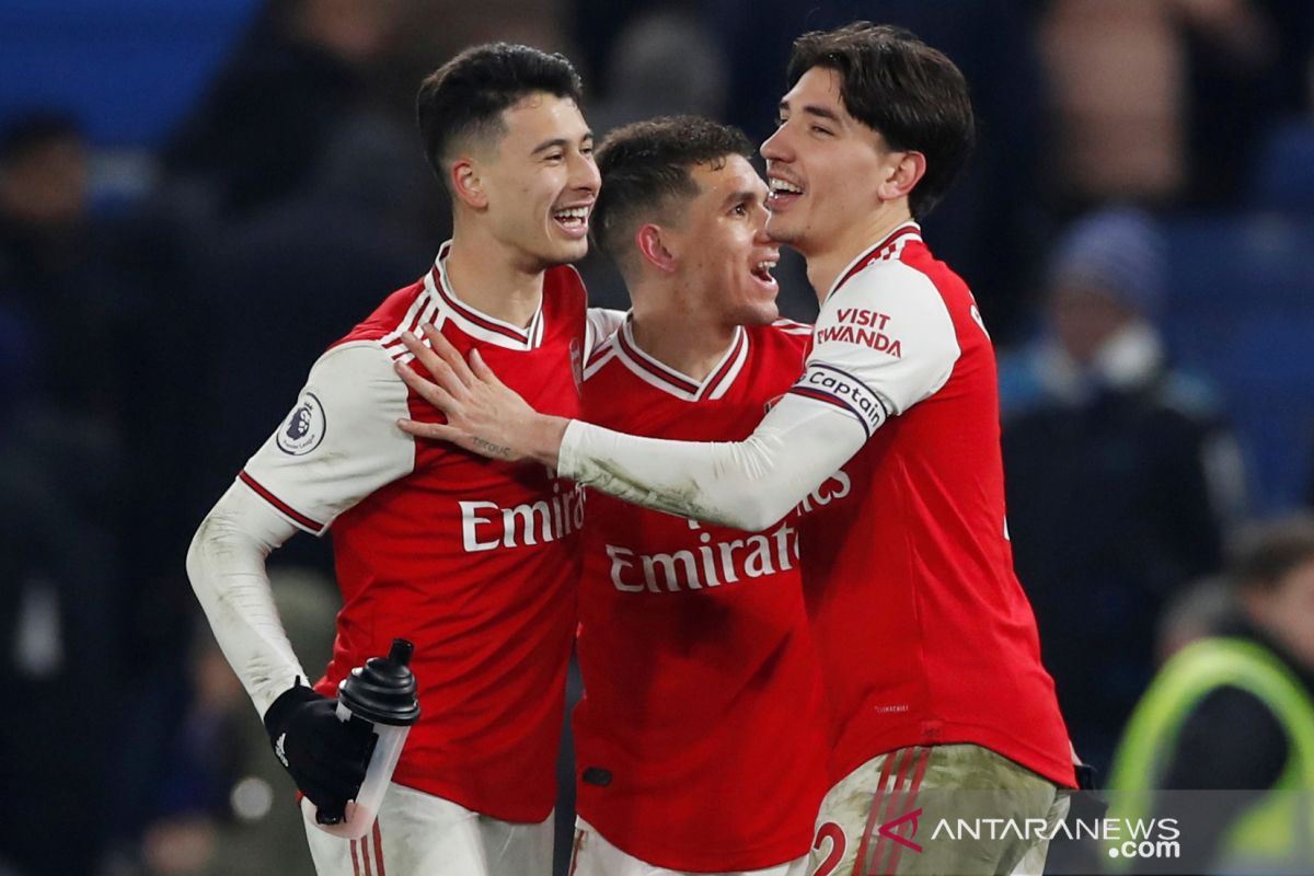 Bek Arsenal Bellerin beli saham klub kasta keempat  Liga Inggris