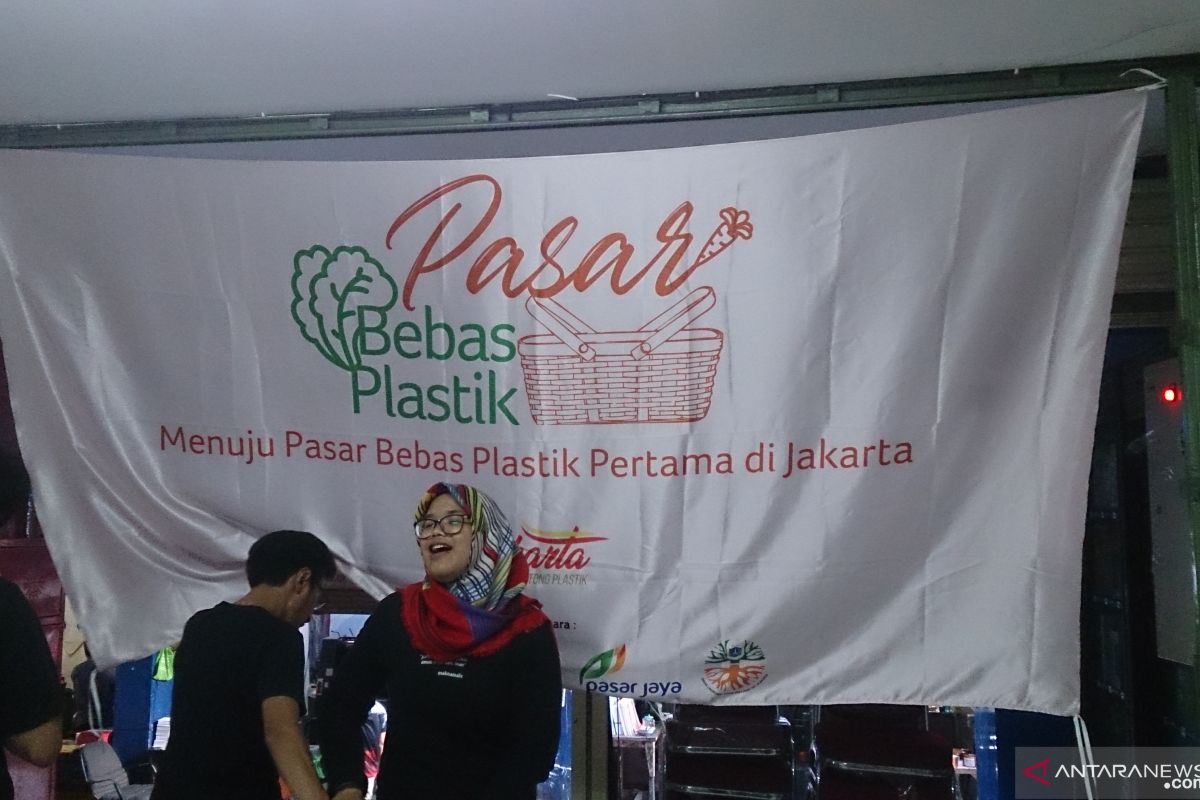 Dijadikan percontohan pelarangan kantong kresek, pedagang Pasar Tebet resah