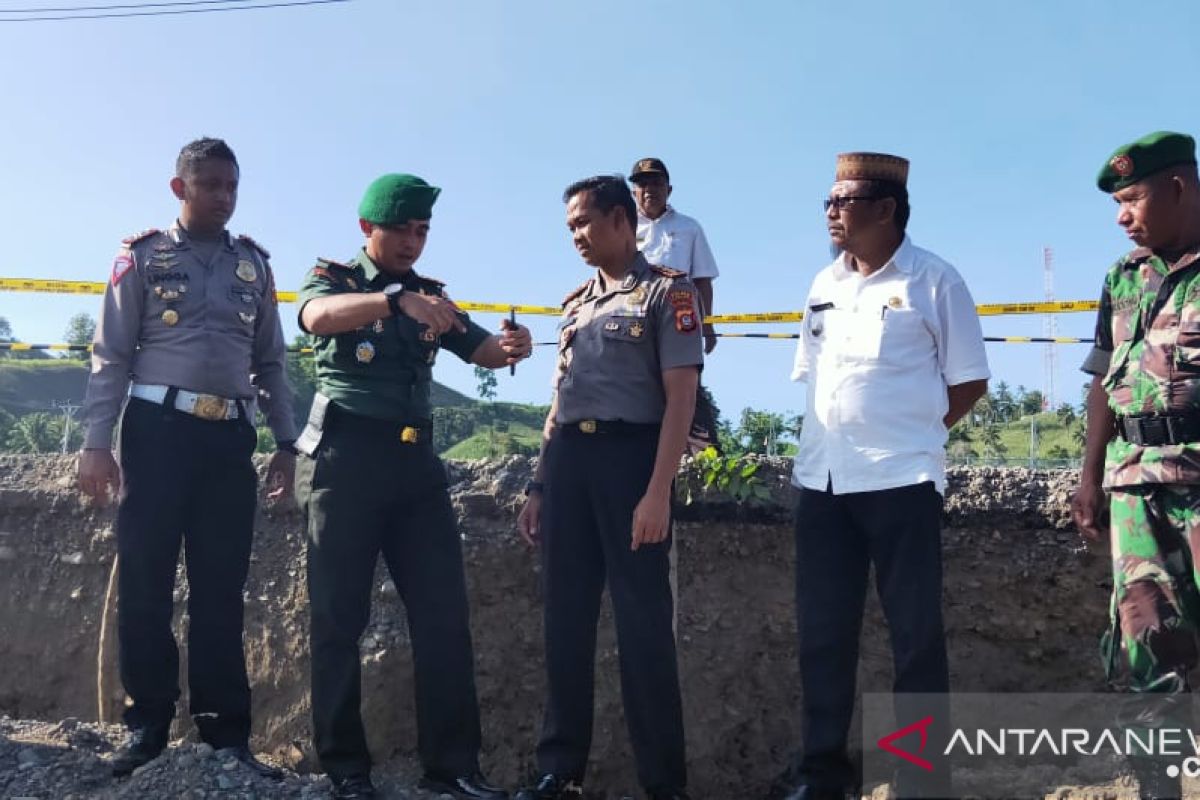 TNI dan Polri kerahkan personel timbun jalan amblas Buol-Gorontalo