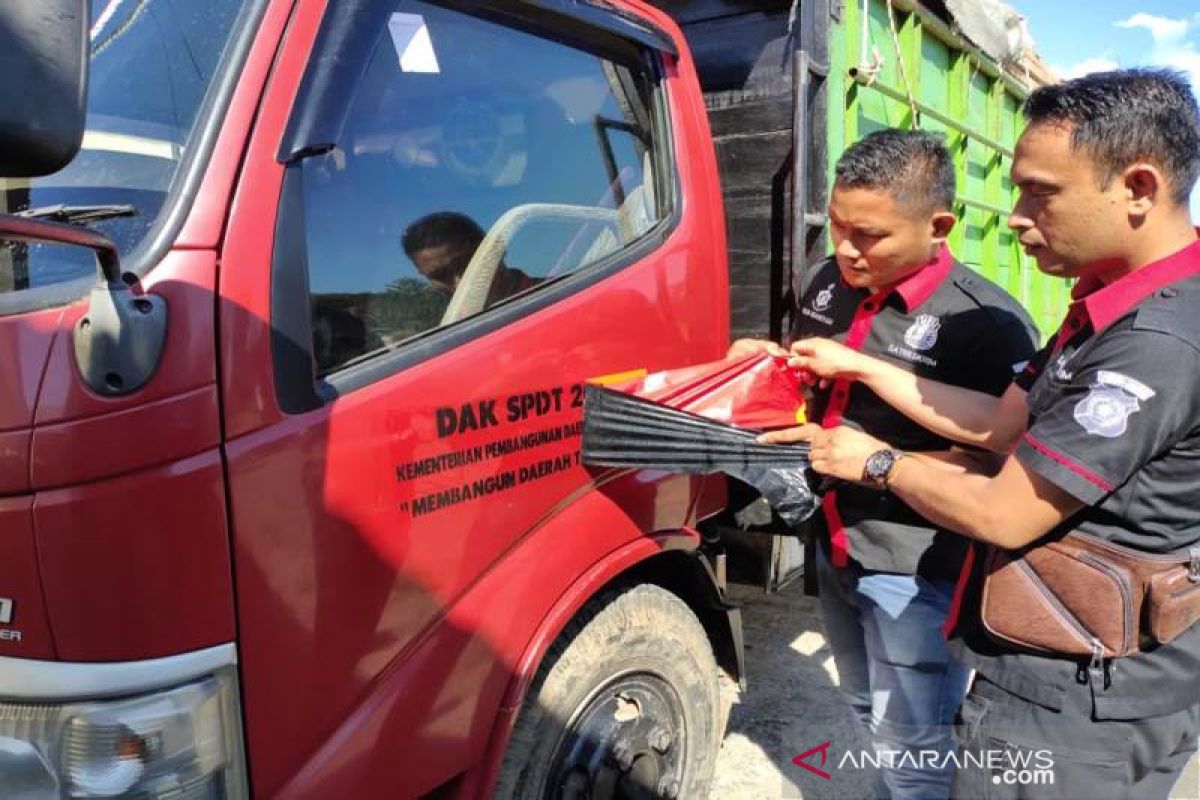 Kayu ilegal diangkut menggunakan truk dinas di Aceh Jaya