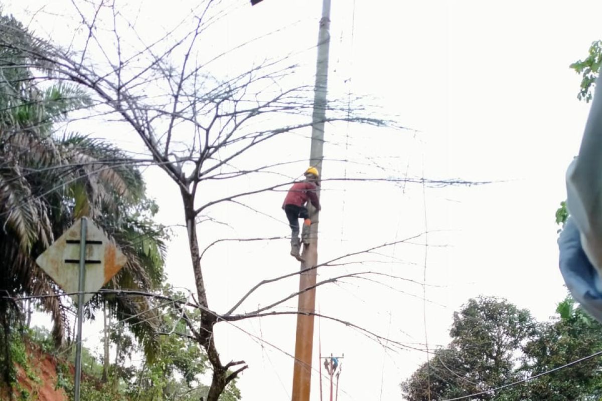 PLN Sumbar pulihkan pasokan kelistrikan Sungai Tambang dan Takung, pasca bencana