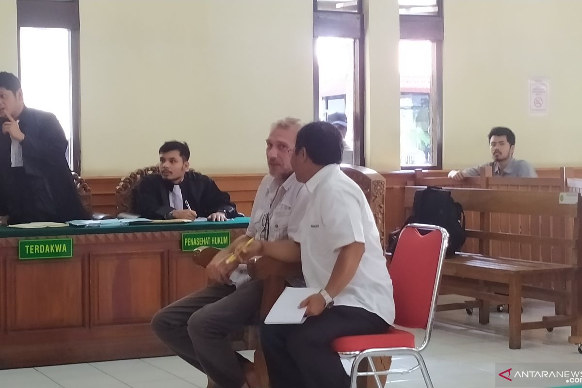 Warga Perancis diadili karena bawa satu paket kokain