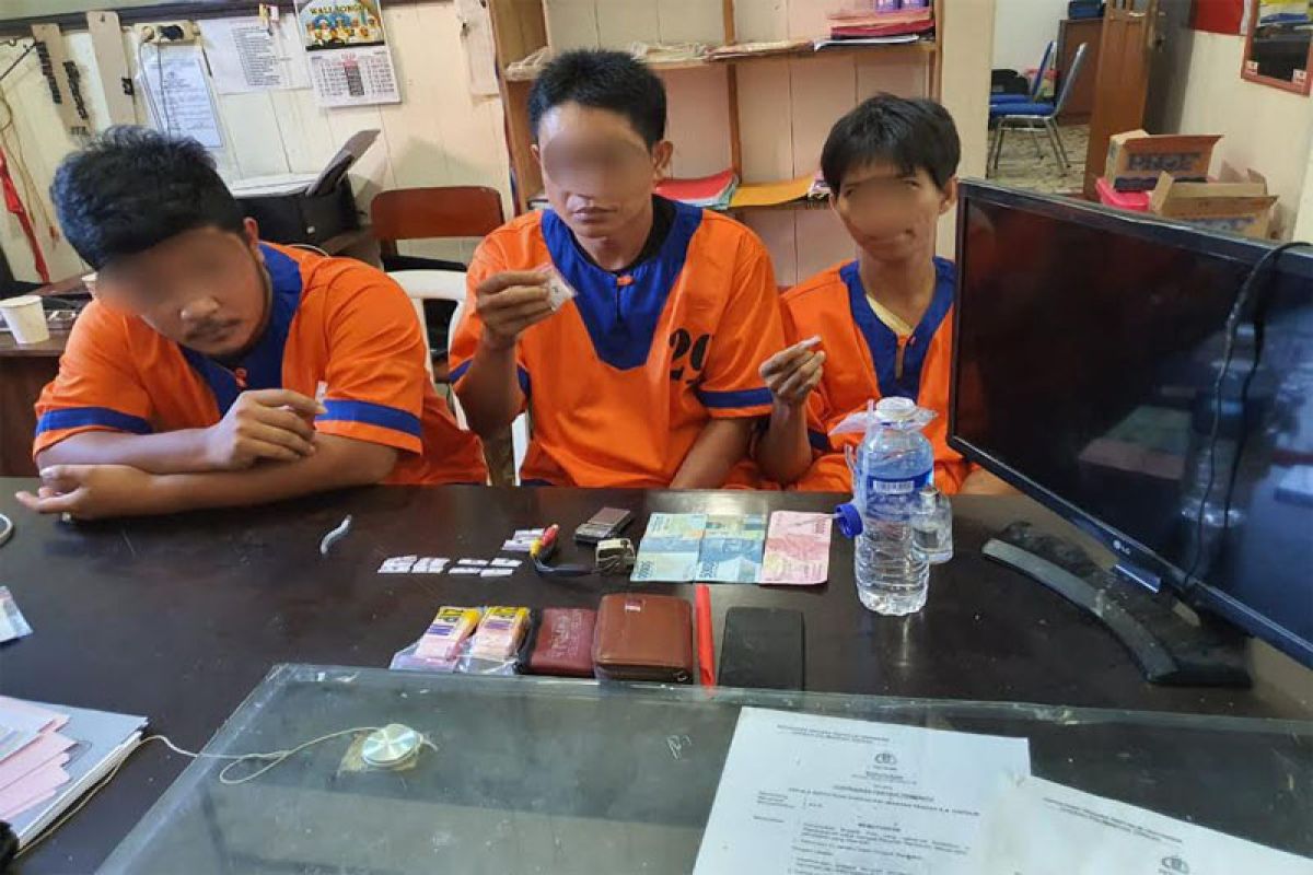 Tiga pengedar sabu ditangkap saat transaksi narkoba
