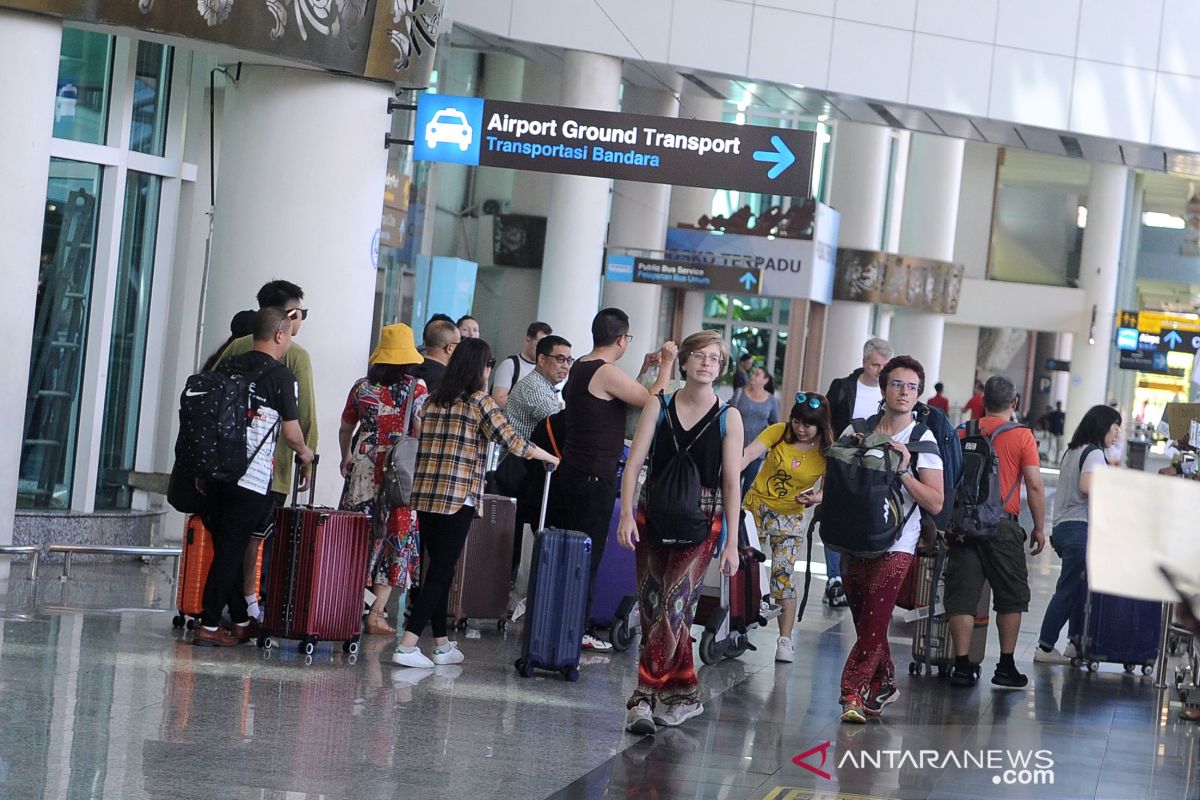 Turis mancanegara lalui Bandara Ngurah Rai Bali tumbuh 3 persen