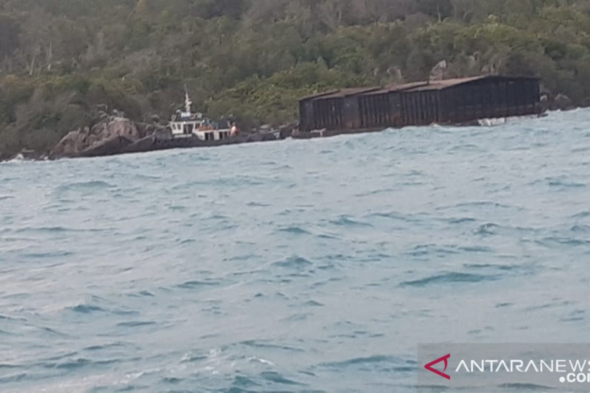 Nelayan Sungailiat temukan kapal tugboat terdampar