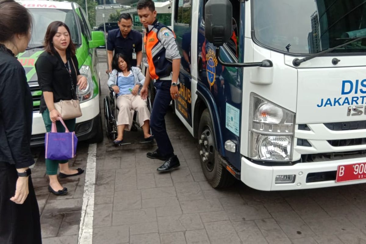 Petugas Sudinhub Jaksel tolong ibu hamil yang hampir pingsan di jalan menggunakan mobil derek