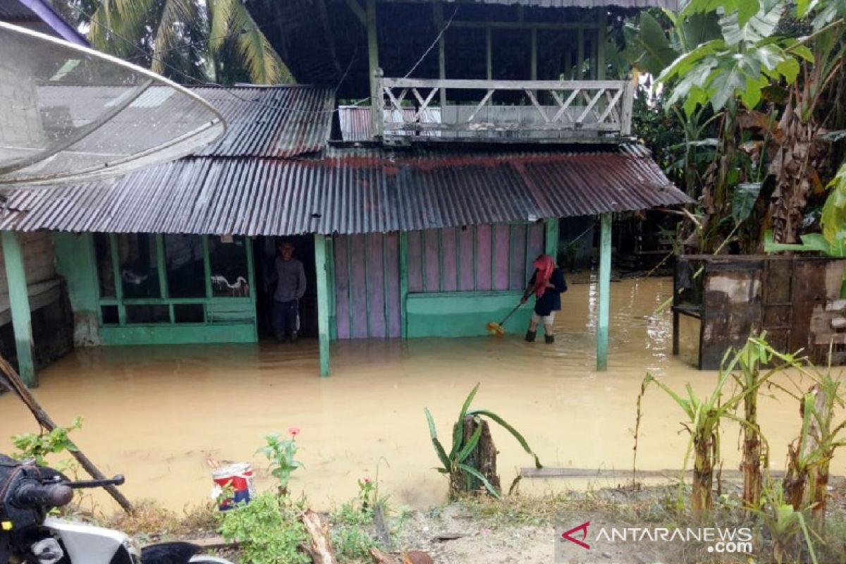 Banjir di Dharmasraya sudah mulai surut, evakuasi masih dilakukan