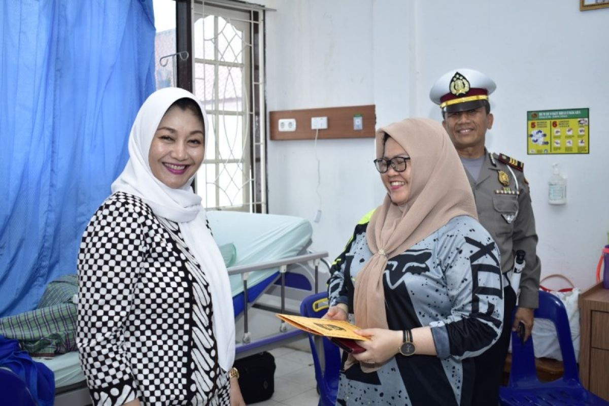 Kapolres Tebing Tinggi jenguk anggota yang sedang sakit