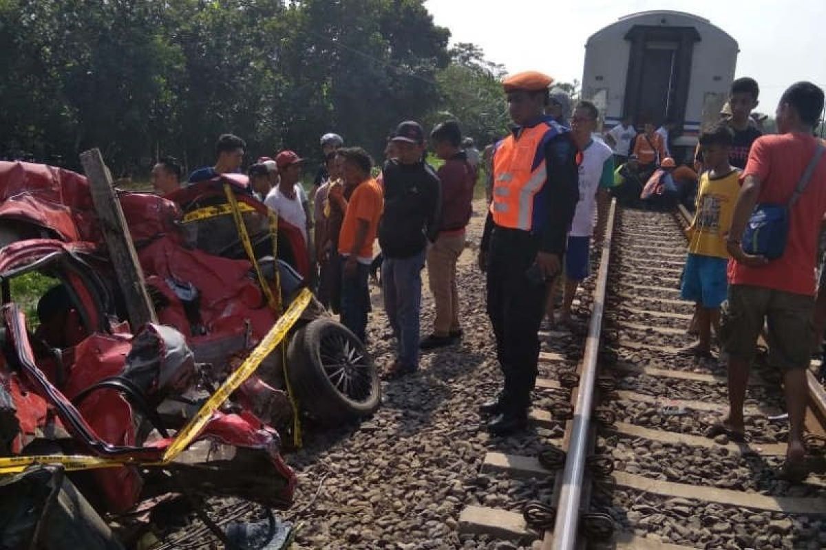 KA Kaligung Tegal-Semarang tabrak mobil, dua korban tewas