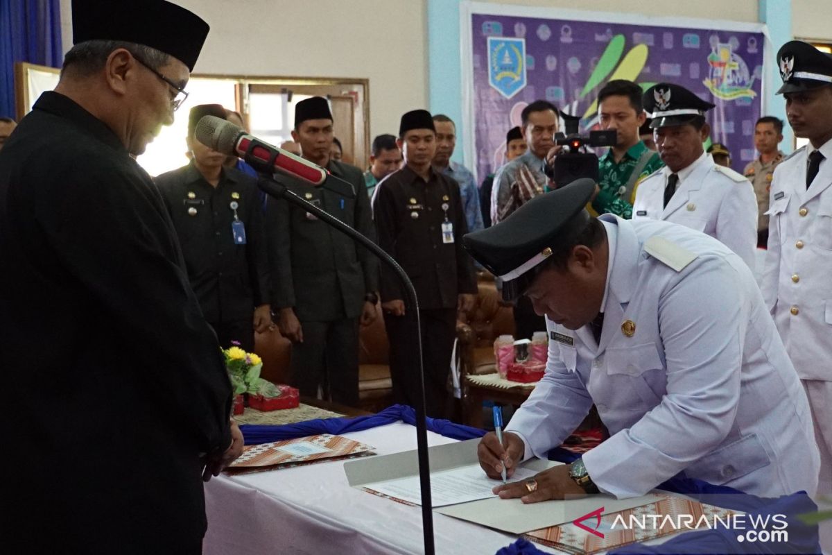 Lima kepala desa dan ketua TP PKK desa wilayah Daha dilantik