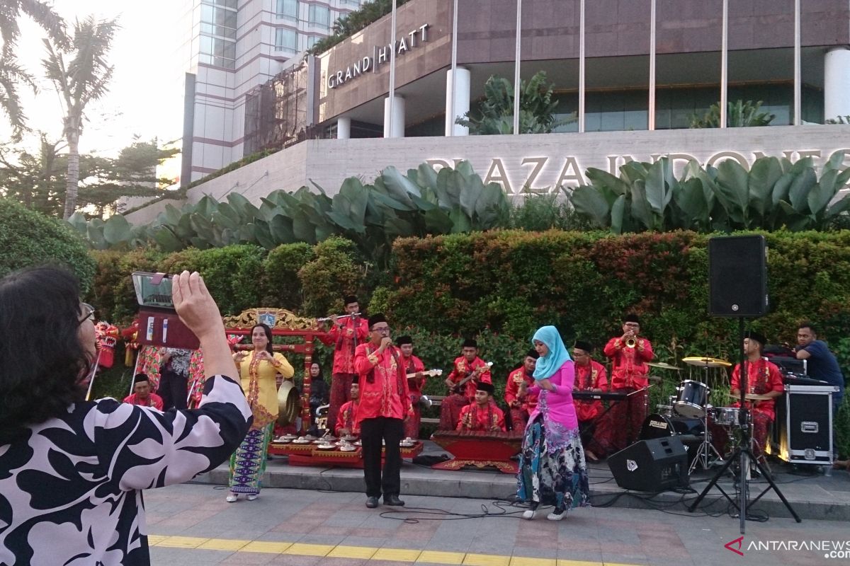 Imlek, Dragon dan Ondel-ondel hibur warga di depan Grand Hyatt