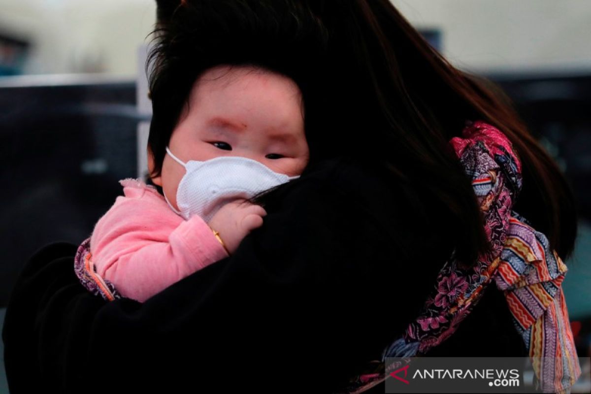 Dua bayi positif corona ditengarai tertular orang tuanya