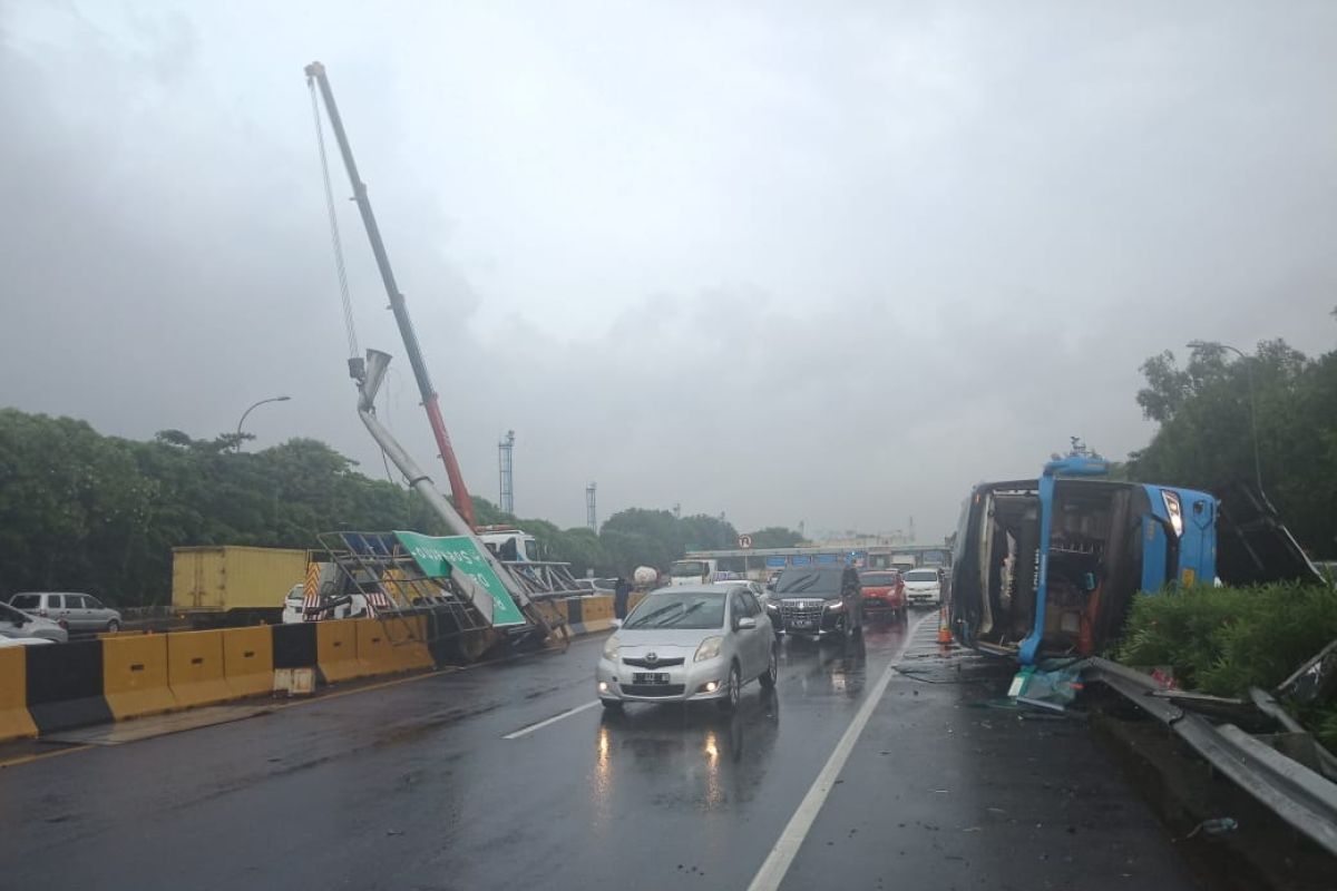 Sopir mengantuk akibatkan Bus Damri terguling di Tol Sedyatmo