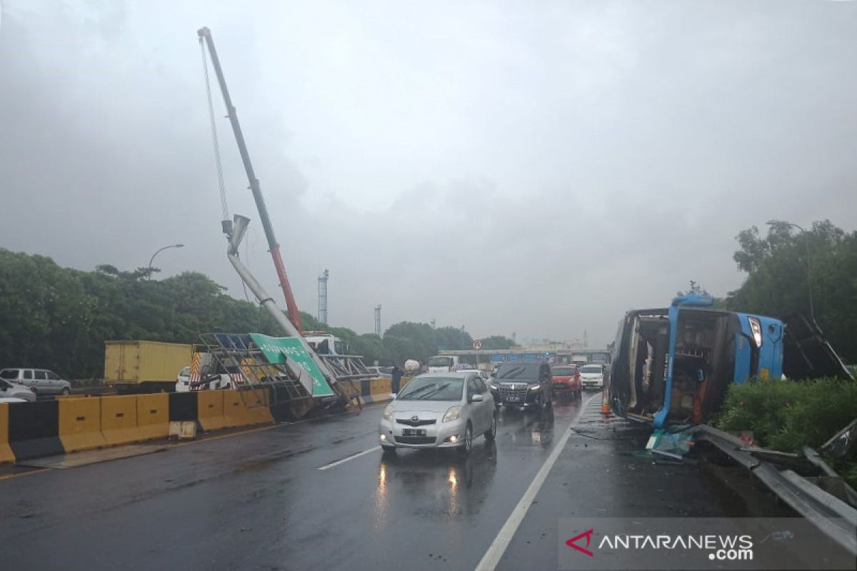 Bus Damri Bekasi - Soeta kecelakaan di Tol Sedyatmo arah bandara