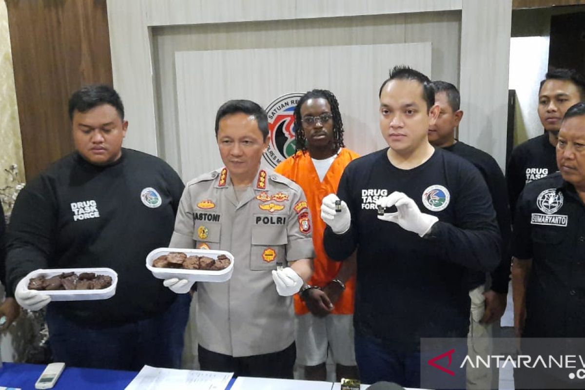 Polisi amankan WNA bawa 'brownies' mengandung ganja