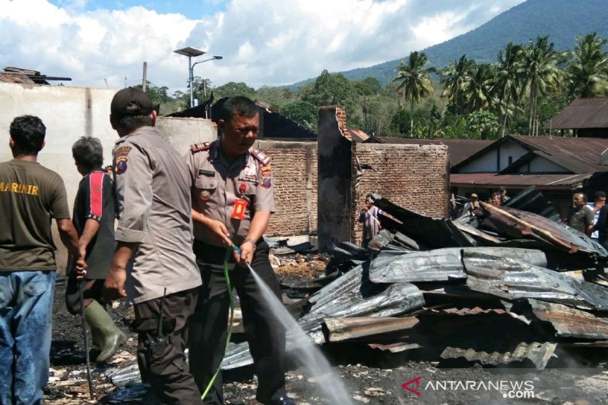 Diduga akibat arus pendek, 14 rumah dilalap si jago merah di Marancar